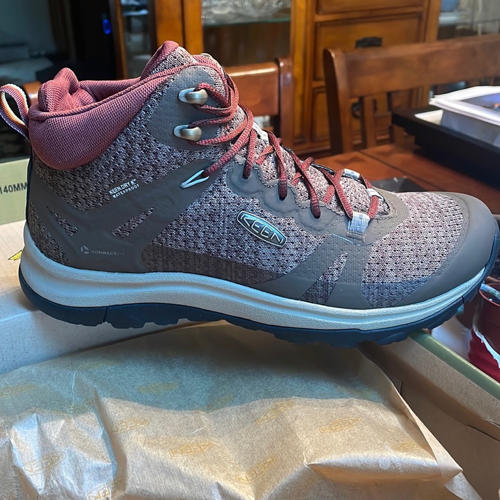 NEW Women’s Keen Terradora II Mid waterproof Hiking boots